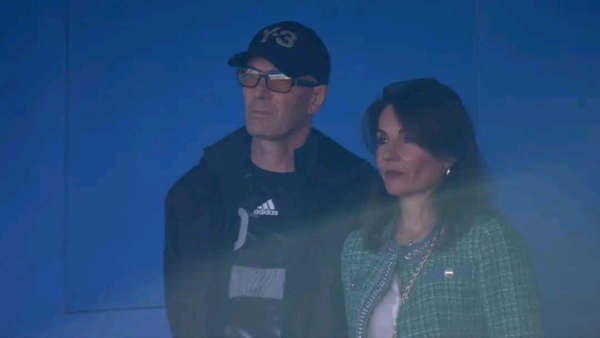 النجم العالمي زين الدين زيدان يتابع موقعة الجزائر ونيجيريا من مدرجات ملعب مراكش الكبير