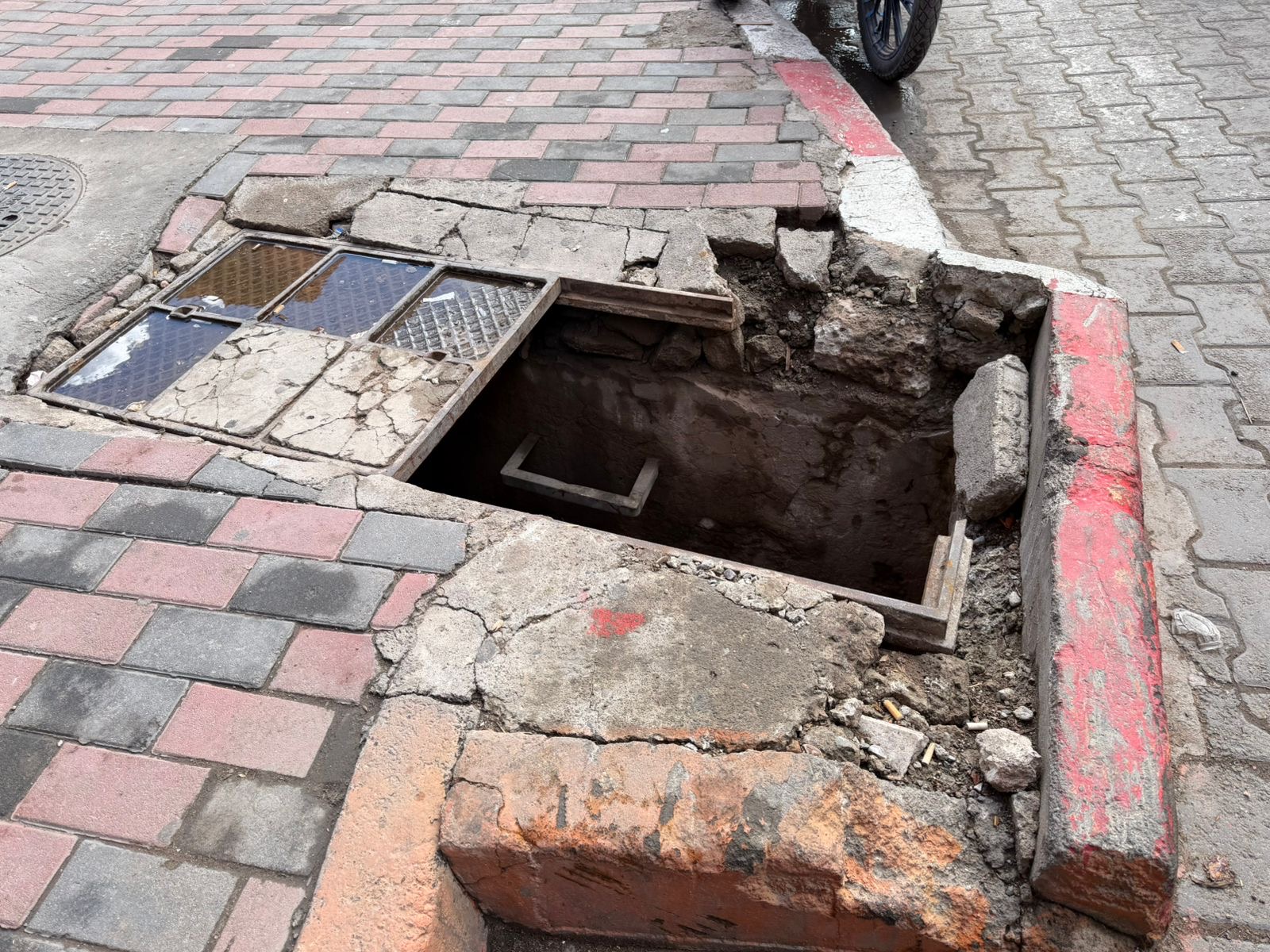 بالوعة بشارع مولاي رشيد بمراكش تهدد سلامة المواطنين