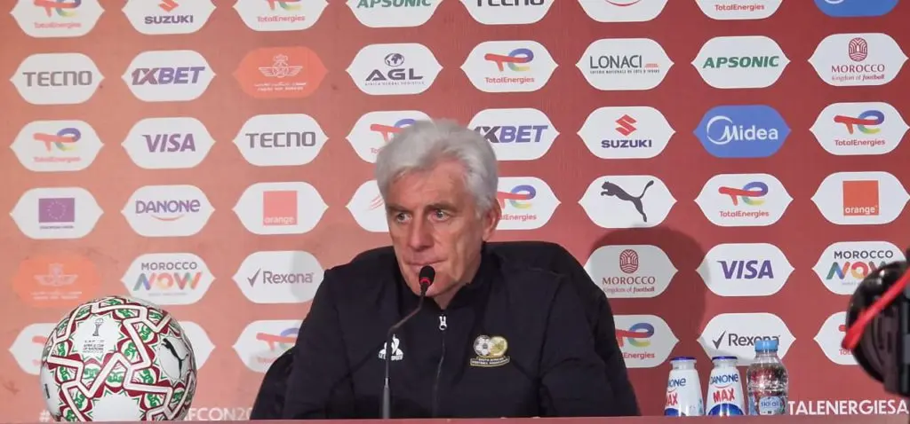 مدرب جنوب إفريقيا يثير الجدل بانتقاد تنظيم “الكان” وتراجع الحماس الجماهيري