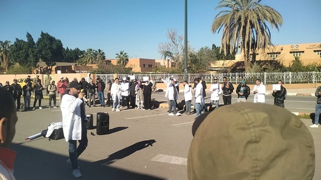 وقفة احتجاجية لأساتذة التعليم الأولي أمام الأكاديمية الجهوية بمراكش للمطالبة بالإدماج