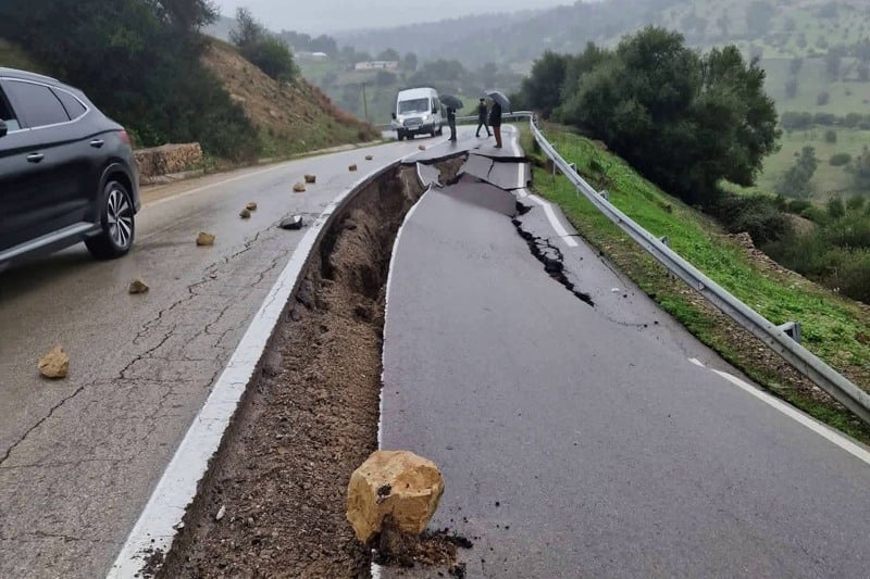 إقليم وزان.. أمطار غزيرة تسبب تصدعات في البنية الطرقية وتدعو مستعملي الطريق للحذر