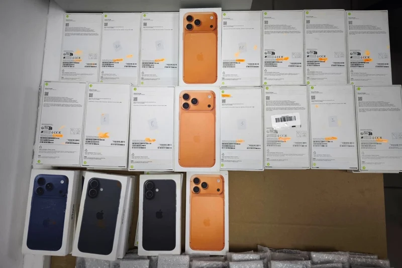 قادمة من إسبانيا.. إحباط تهريب 90 هاتف “ايفون 16/ 17” ومعدات الكترونية
