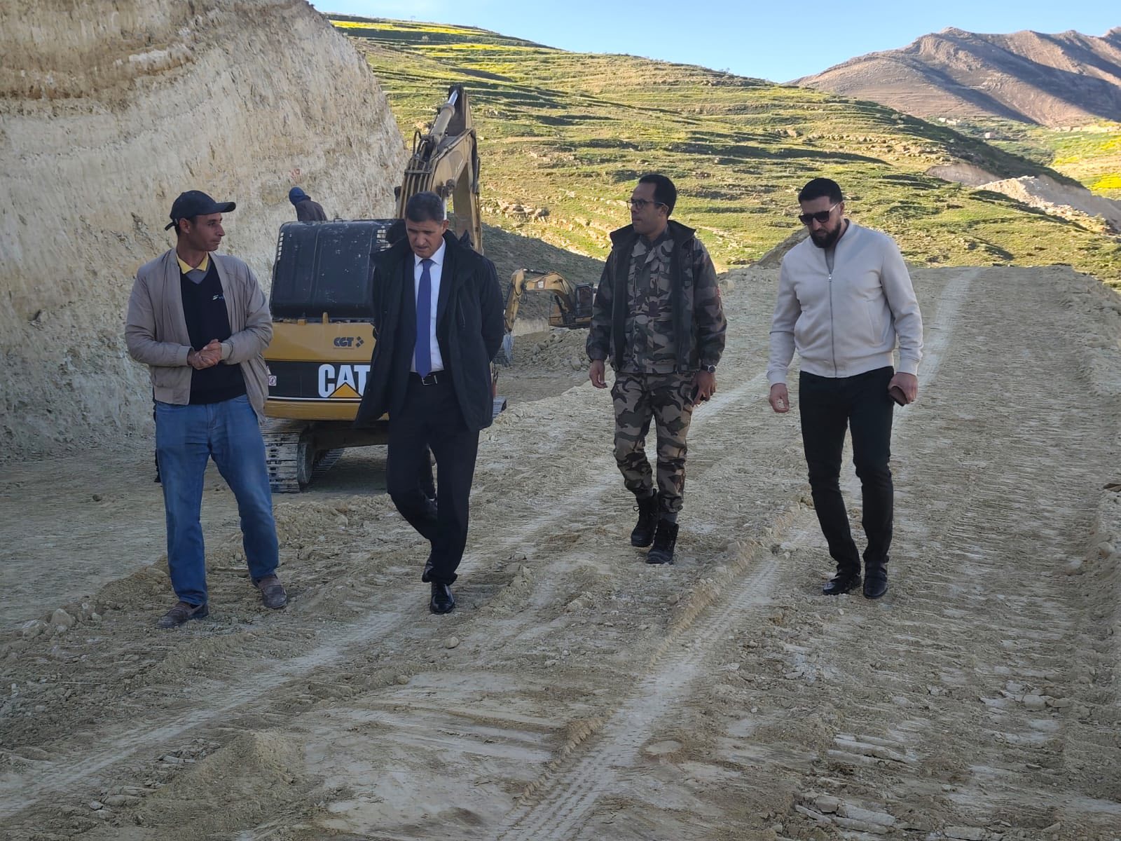 عامل إقليم شيشاوة يتفقد ورش الطريق الاستراتيجي لفك العزلة بين “الزاوية النحلية” و”امزوضة”