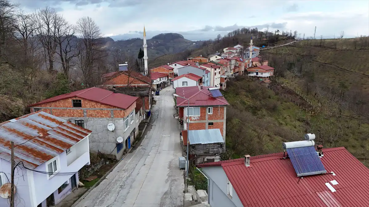 مفارقة زمنية بقرية تركية.. “طريق” من سبعة أمتار يفرض موعدين للإفطار