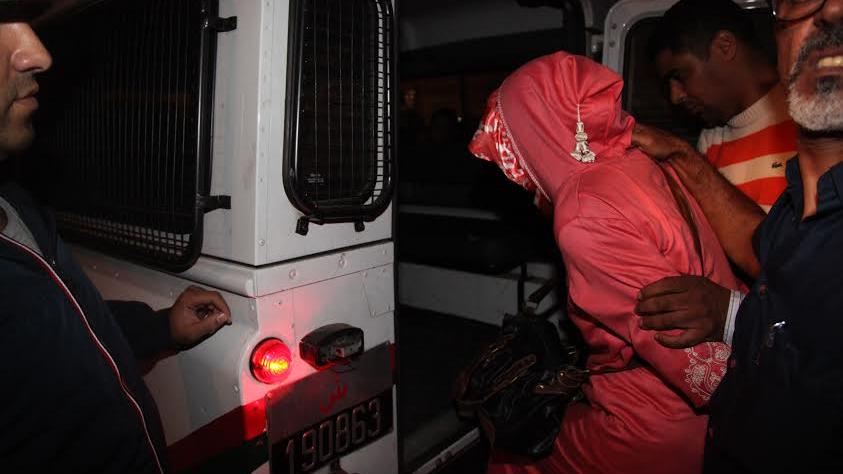 بحوزتهم صاعق كهربائي.. تفكيك عصابة ضمنها أمرأة تحترف ترويج “القرقوبي” و”الشيرا”