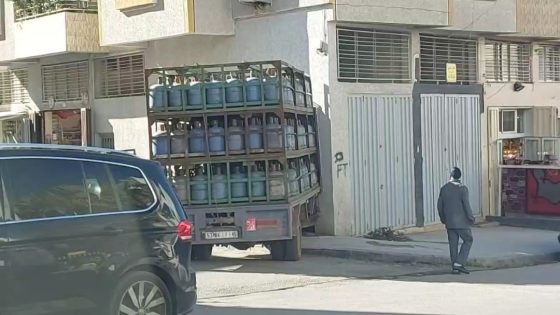 شاحنة لـ “قنينات الغاز” تصطدم بعمارة سكنية لتفادي كارثة بطريق صفرو