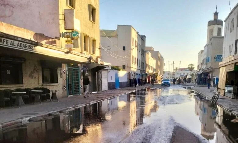 الصويرة.. اختناق شبكة الصرف الصحي بشارع مولاي إدريس الأول يثير تذمر الساكنة والتجار