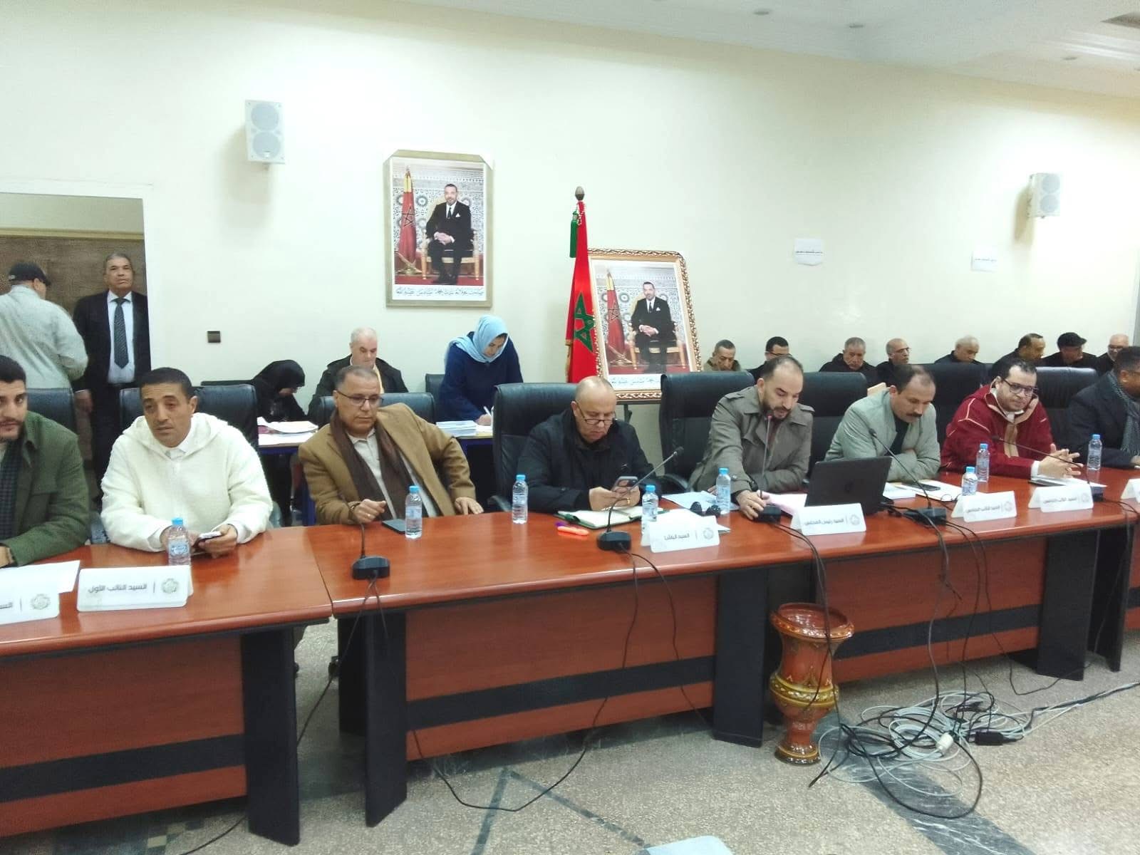 مجلس آسفي برئاسة البداوي يرفع ملتمساً لتصفية وكالة النقل (RATS) ويستحضر التوجيهات الملكية لإعادة إعمار مناطق الفيضانات