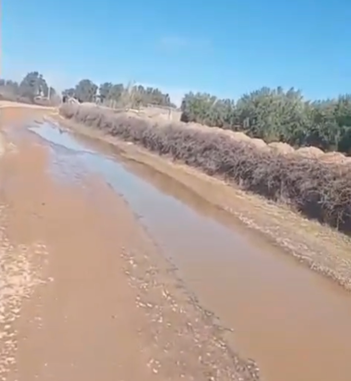 جماعة أكفاي.. تدهور الطريق الرابطة بين دواري “آيت الخيراوي” و”الحاجب” يفاقم معاناة الساكنة