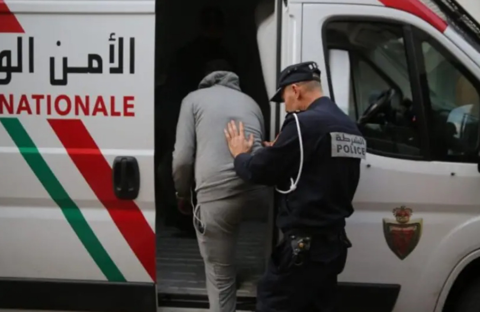 توقيف مشتبه به في قضية سرقة تحت التهديد استهدفت موزعي طلبيات بفاس