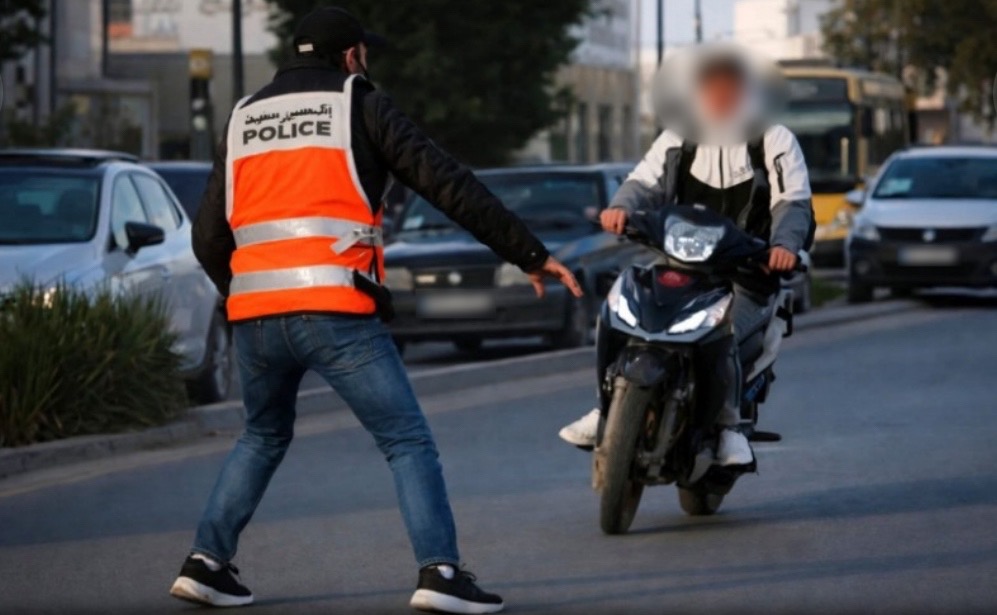 امن البيضاء يكشف ملابسات إصابة شرطي صدمه صاحب دراجة نارية