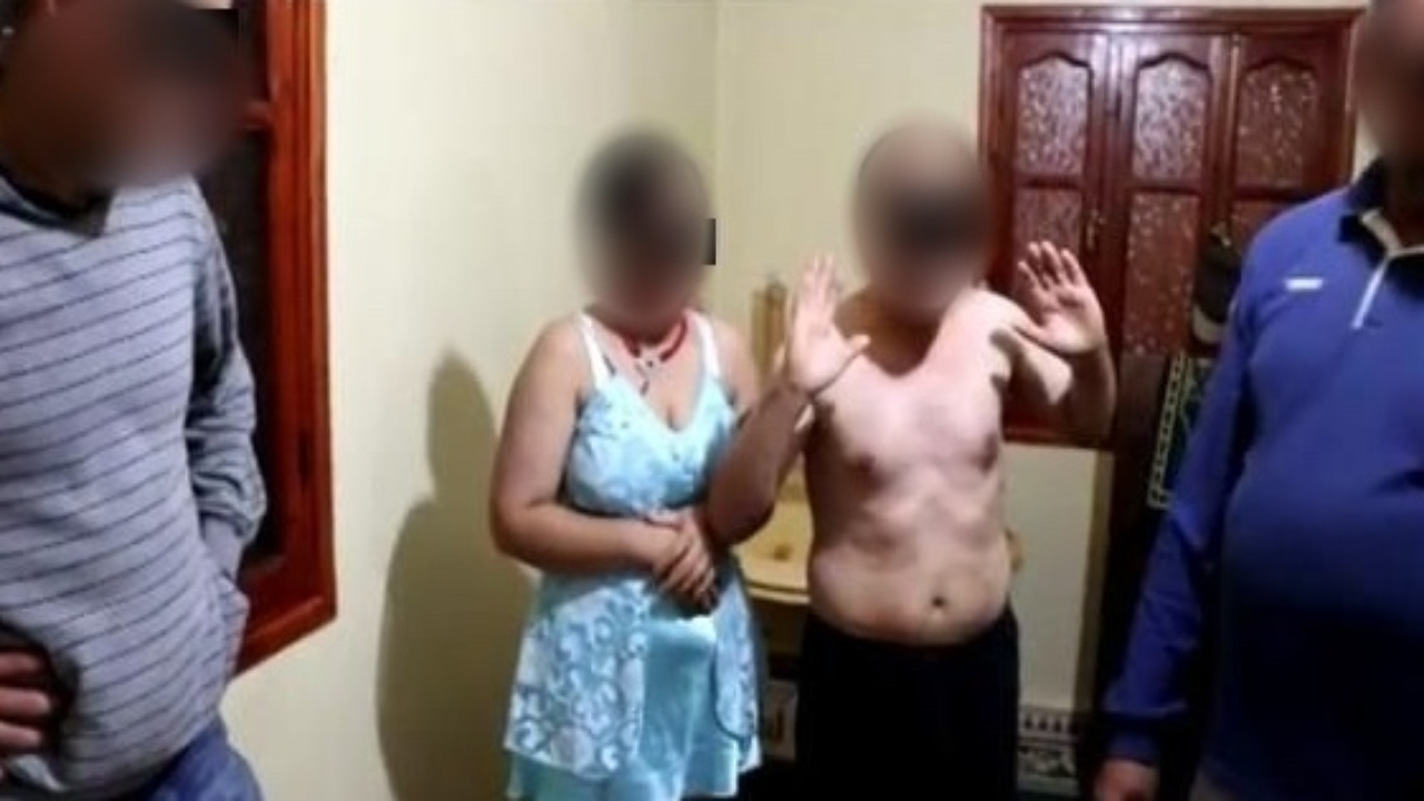 توقيف 7 أشخاص بينهم متزوجات للاشتباه في تورطهم في قضية فساد وخيانة زوجية