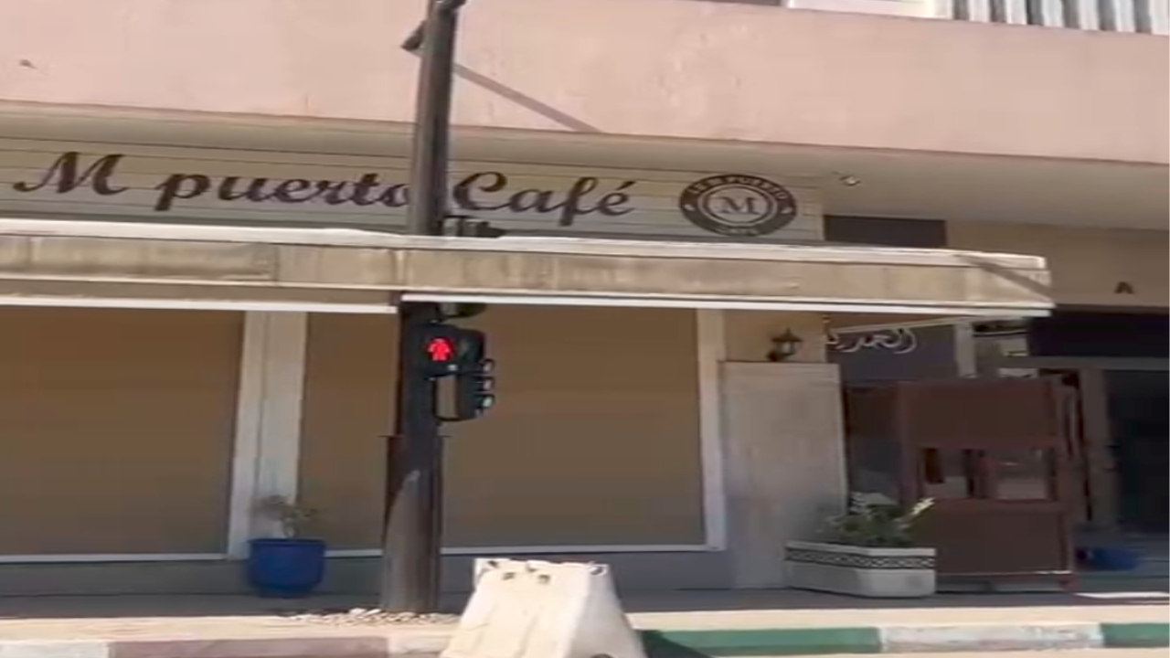 بالفيديو.. عمود إشارة ضوئية داخل مقهى بحي الصنوبر بمراكش يثير الجدل