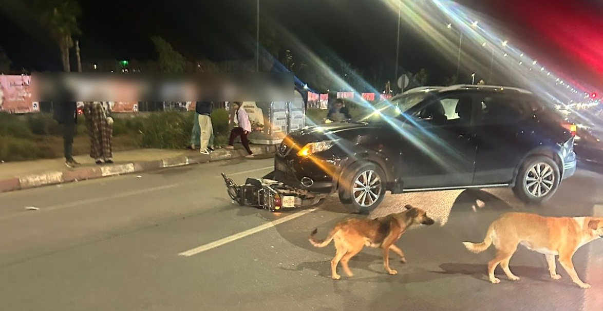 شارع “كماسة” بمراكش يشهد حادثة سير وصفت بالخطيرة بين سيارة ودراجة نارية