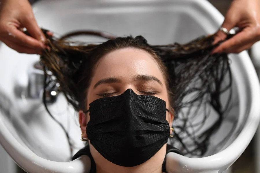 حمض الغليوكسيليك .. لماذا تحذر وكالة الأدوية من منتجات لتمليس الشعر؟