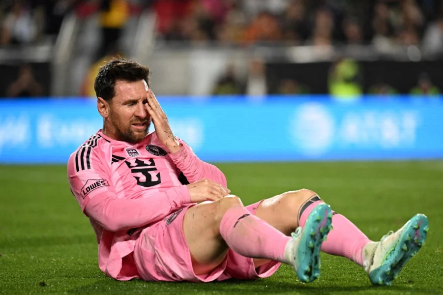 اقتحام جماهيري في بورتوريكو يسقط ميسي أرضا