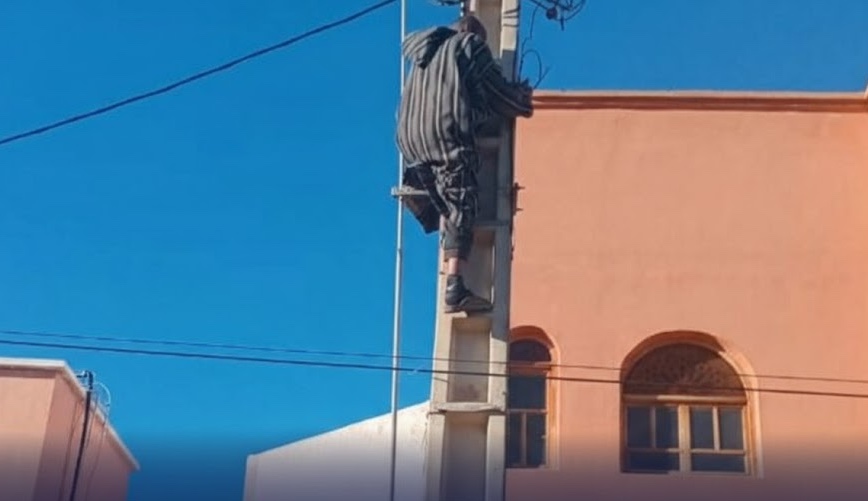 السويهلة.. السلطات المحلية والأمنية تُنهي محاولة انتحار شخص من فوق عمود كهربائي