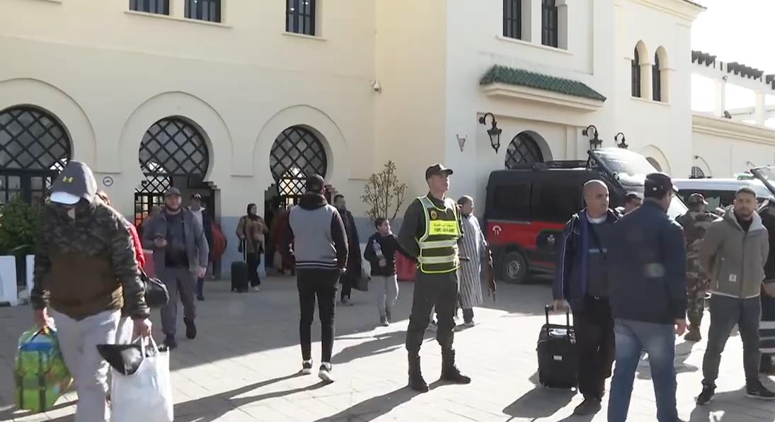 توزيع مساعدات غذائية على العائدين لمنازلهم بالقصر الكبير