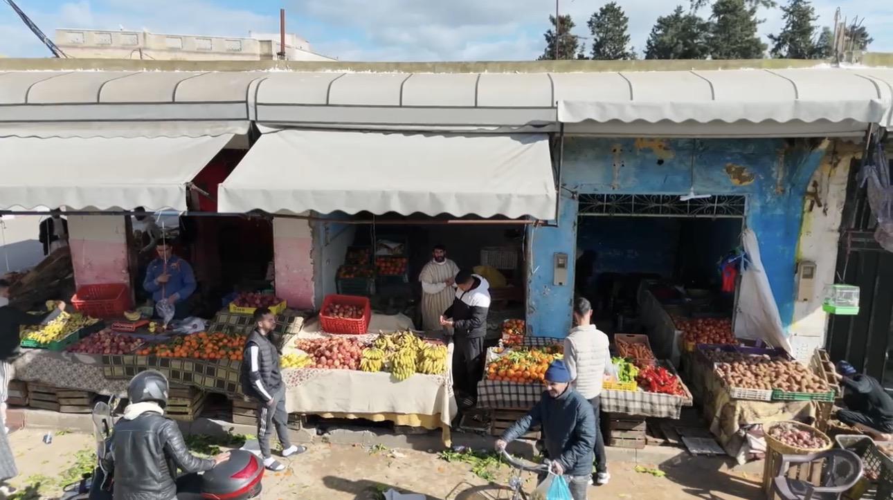 بعد استقرار الطقس.. سوق الجملة للخضر والفواكه بالقصر الكبير يستعيد نشاطه بالكامل