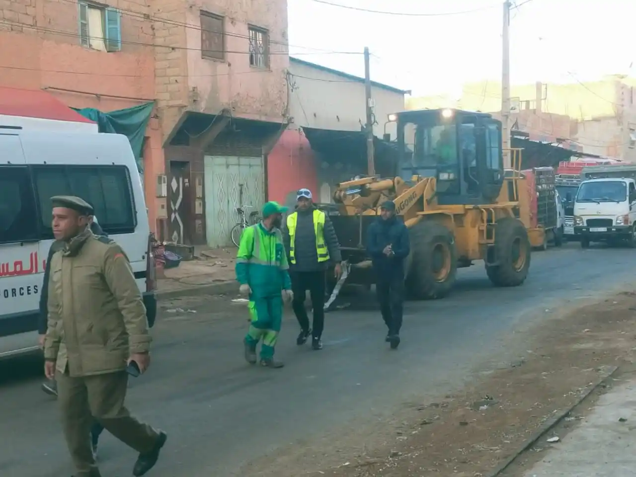 مراكش.. حملة ميدانية واسعة لتحرير الملك العام وتطهير حي “إزيكي” من النفايات