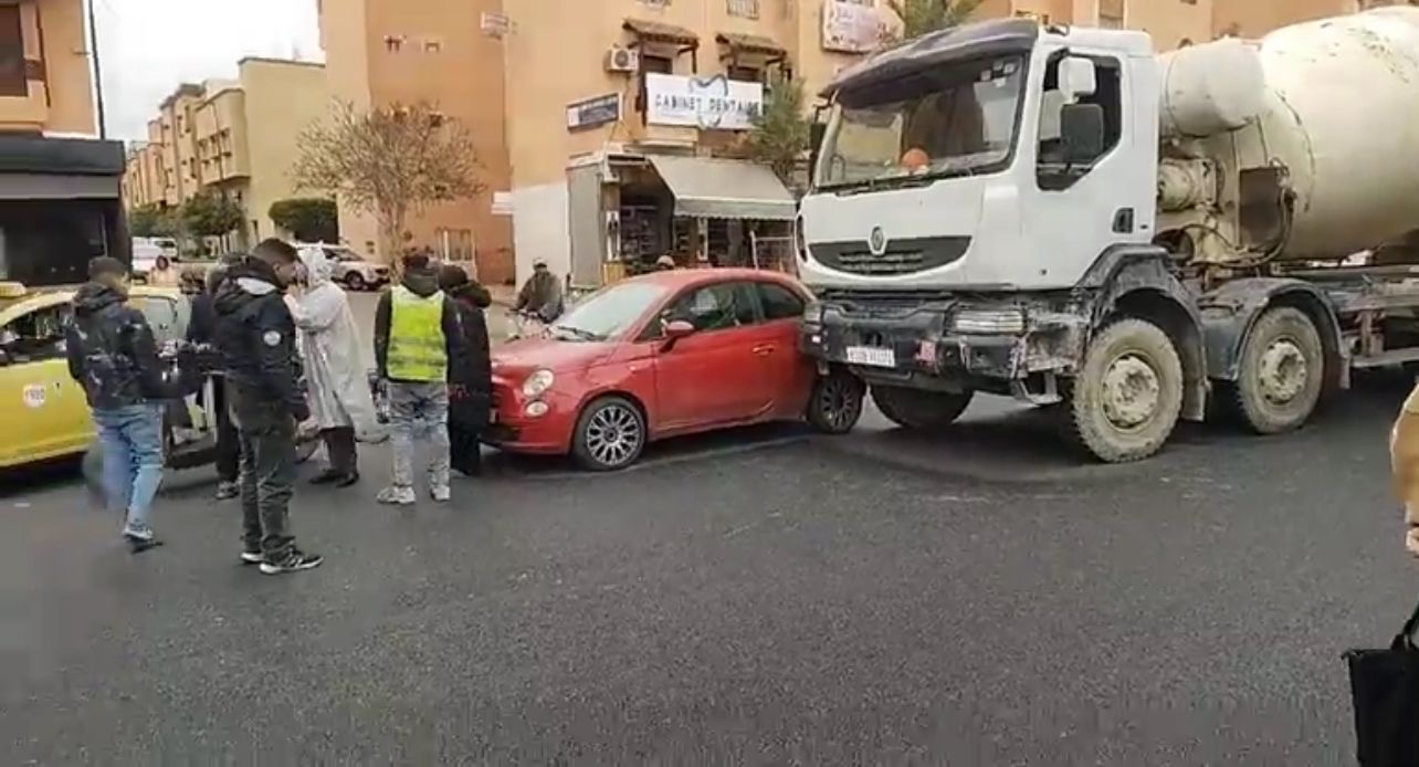 ارتباك مروري بشارع علال الفاسي بمراكش إثر حادثة سير لثلاث مركبات