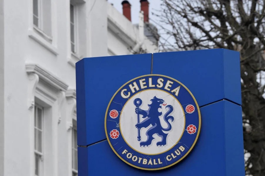 تغريم تشلسي بـ14.27 مليون دولار ومنعه لعام من إجراء تعاقدات مع وقف التنفيذ