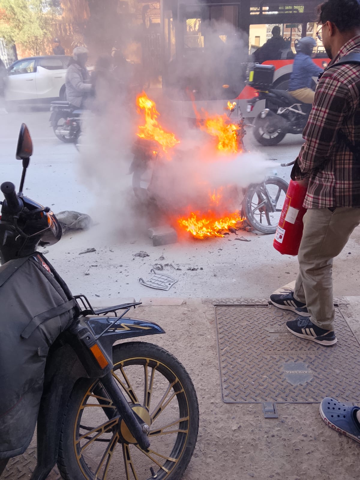 حريق يأتي على دراجة نارية أمام المستشفى الجامعي بمراكش