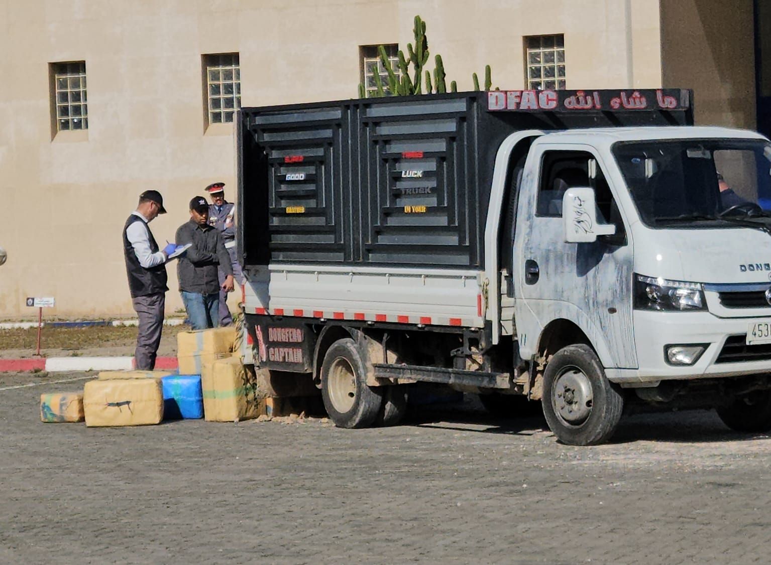 امن الصويرة.. يحجز سيارة خامسة وشحنة إضافية من مخدر الشيرا