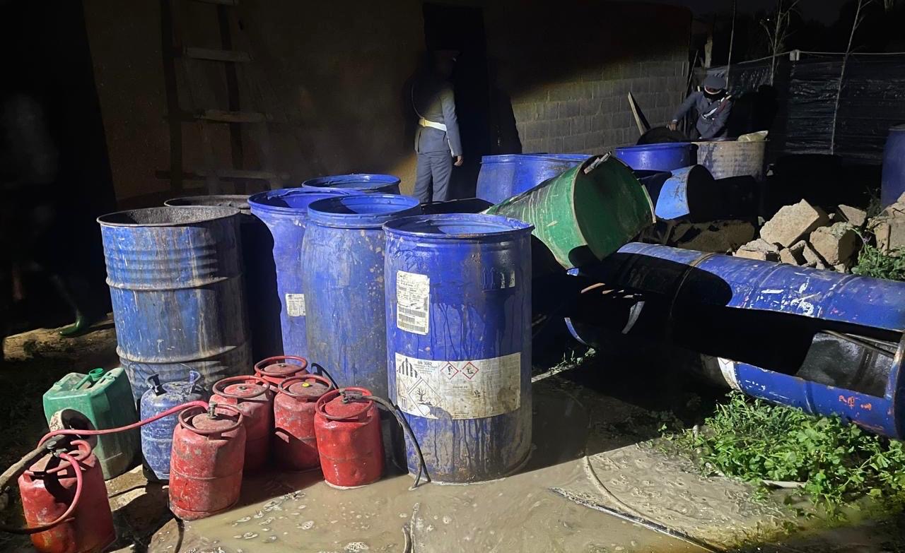 تفكيك معمل لتقطير “ماء الحياة” وحجز كميات من المواد المخمرة بقلعة السراغنة