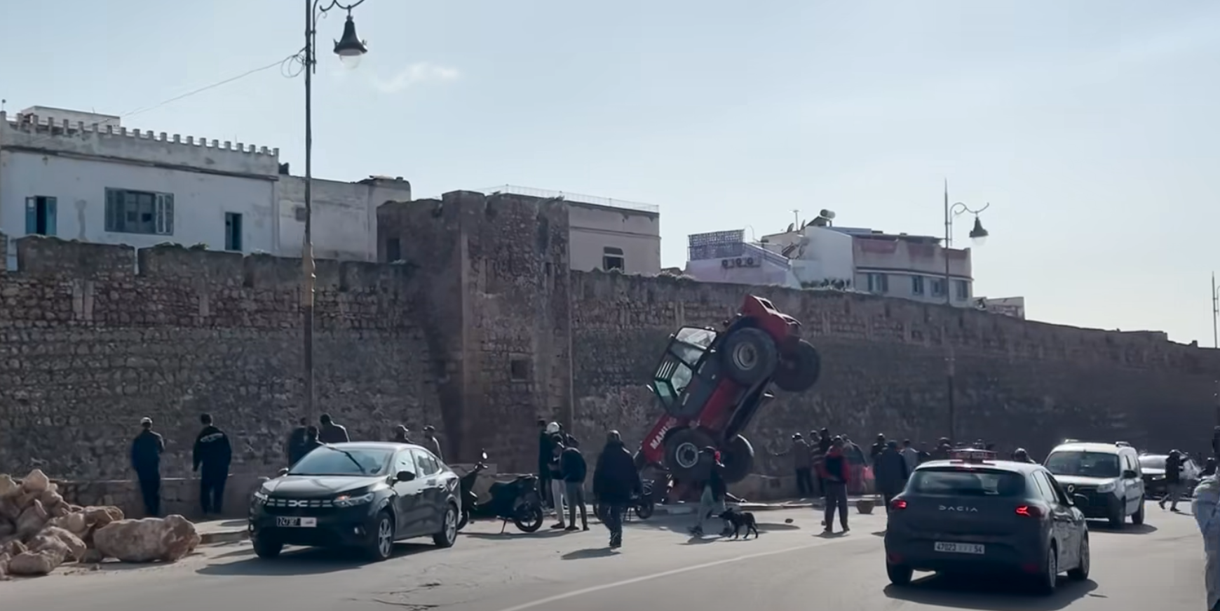 آسفي.. نجاة سائق رافعة من الموت بعد انقلاب مركباته بورش “واد الشعبة”
