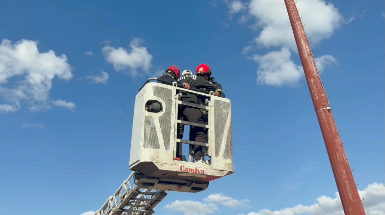 بالفيديو.. تعبئة أمنية تنهي محاولة انتحار شخص من أعلى لاقط هوائي بين “إيزيكي” و”المحاميد” مراكش