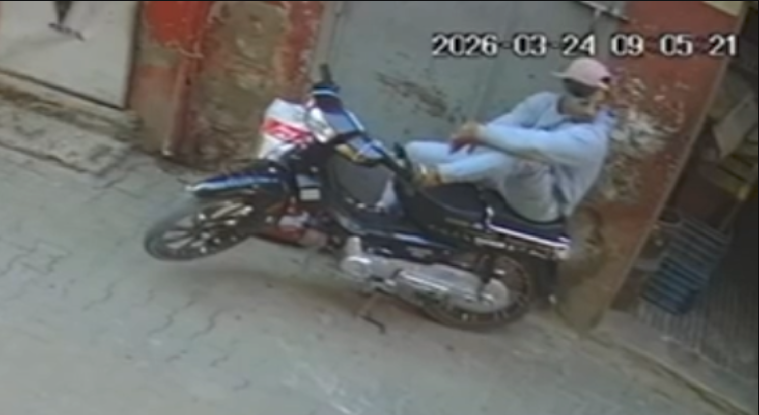 بالفيديو.. تسجيل حادثة سرقة دراجة نارية بـ “سويقة المصلى” مراكش وسط استياء المرتادين