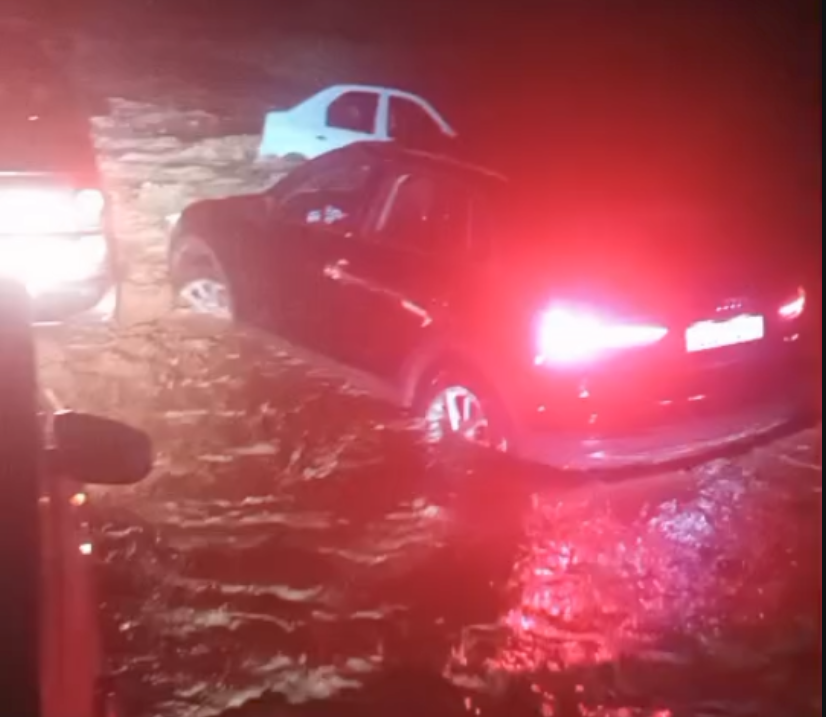 بالفيديو.. سيول “وادي بنعمر” تُحاصر مواطنين بطريق أكفاي ضواحي مراكش وتستنفر السلطات