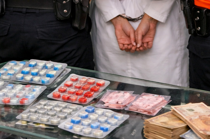 سلا.. توقيف صيدلانية بشبهة تزويد شبكات ترويج المؤثرات العقلية