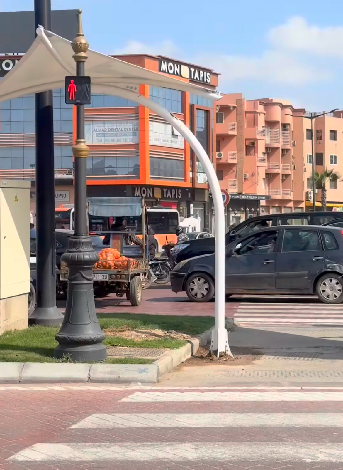 مراكشيون يطالبون بانشاء ممر تحت أرضي بمدارة “السعادة” لإنهاء أزمة السير بشارع عبد الكريم الخطابي