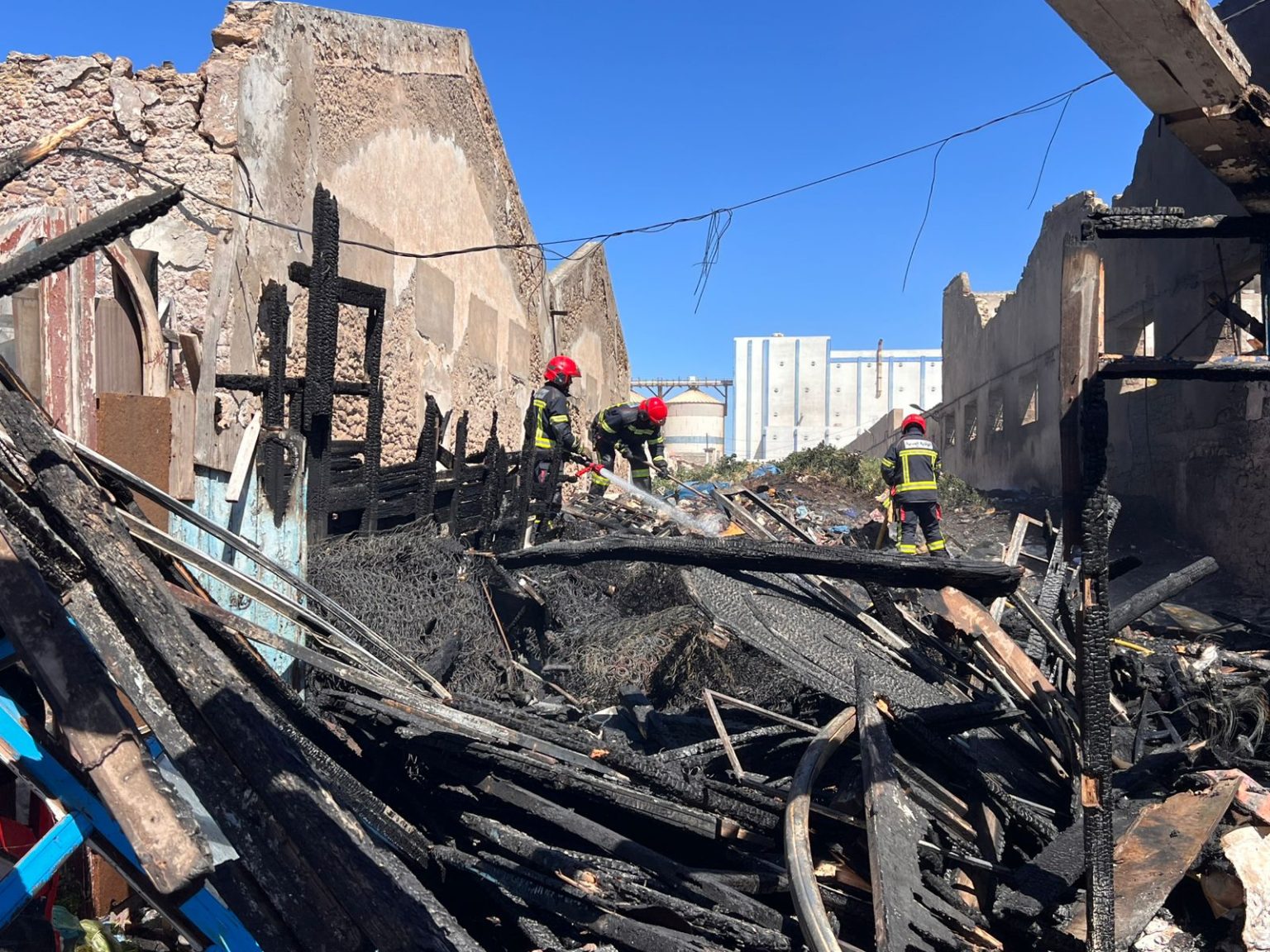 حريق يخلف خسائر مادية جسيمة بسوق المتلاشيات بمدينة الصويرة