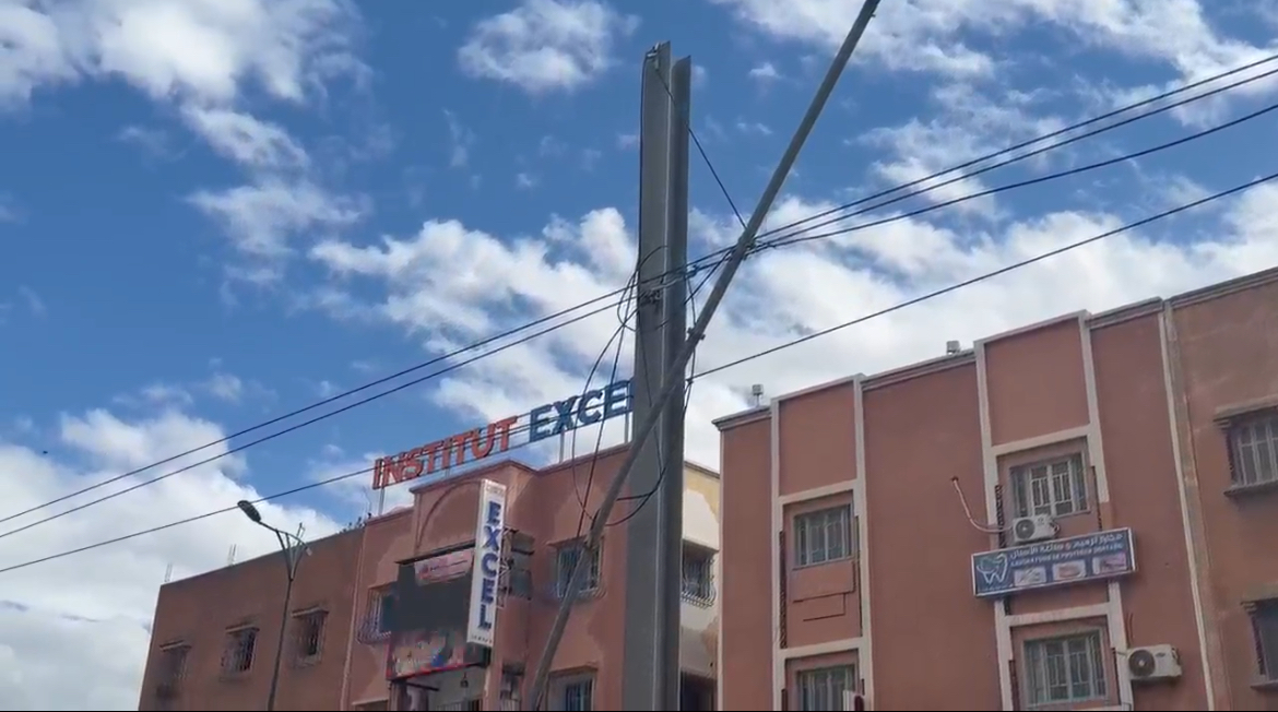 أعمدة كهربائية “خارج الخدمة” تهدد سلامة المارة والسائقين بشارع الحسن الثاني بمراكش