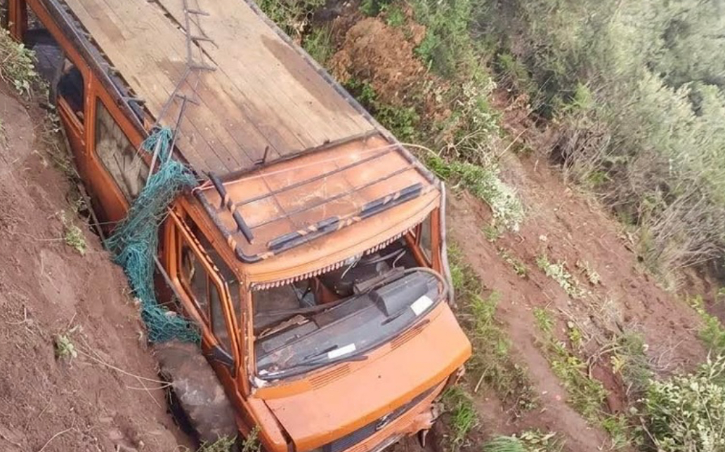 فاجعة طرقية بأزيلال تحصد أرواحاً وتخلف جرحى إثر انحراف مركبة للنقل المزدوج