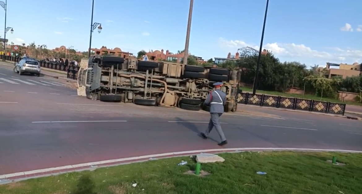 انقلاب شاحنة محملة بالأتربة يتسبب في عرقلة السير بمدخل مراكش الشمالي