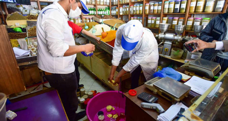 بيع منتجات منتهية الصلاحية يقود إلى توقيف 10 مسيري محلات تجارية