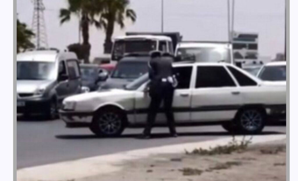 ّإيقاف “خطاف” سحل شرطياً فوق محرك سيارته للهروب من المراقبة الأمنية