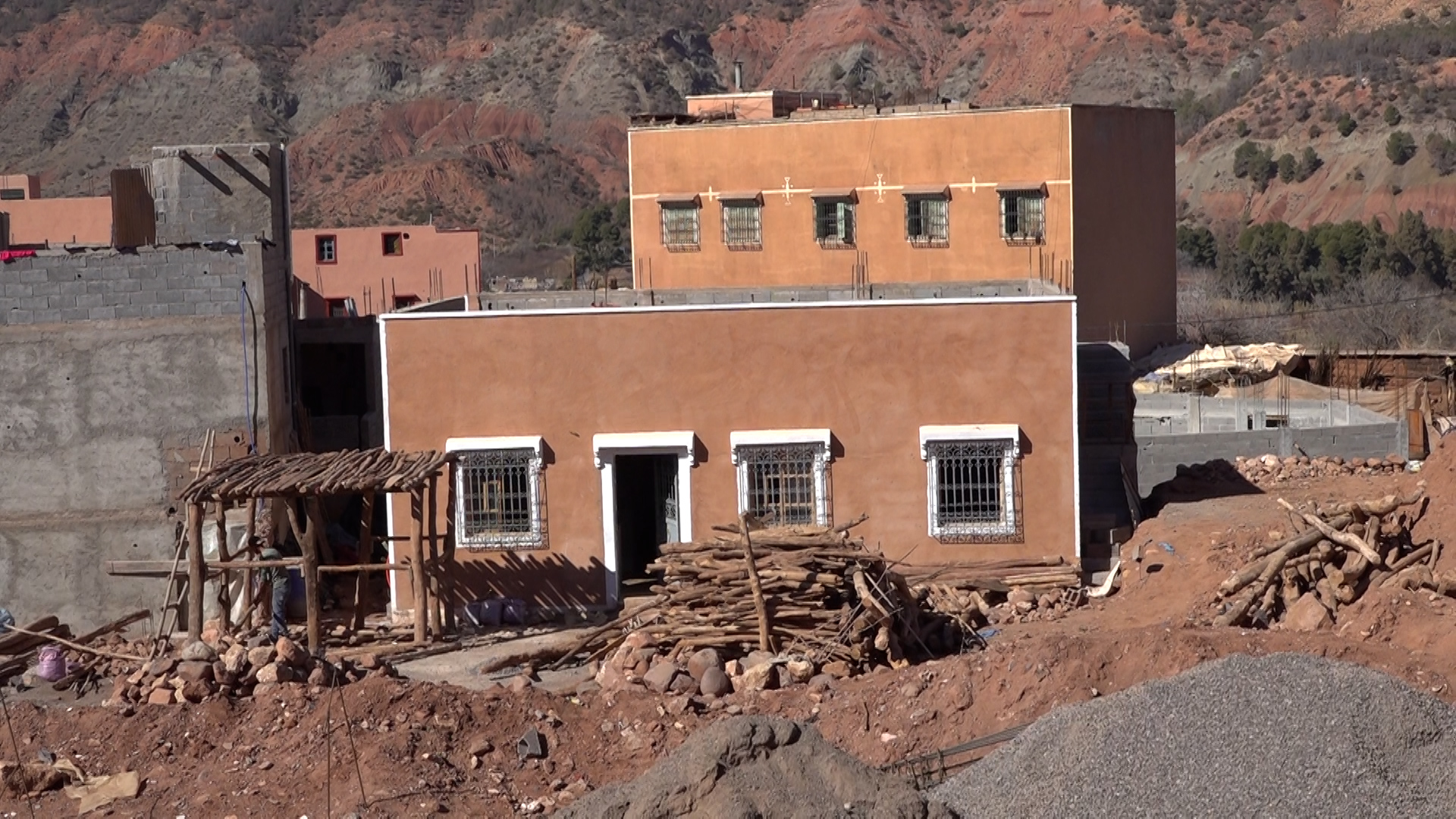 رئيس الحكومة يترأس اجتماع لجنة إعمار مناطق زلزال الحوز ويصادق على ميزانية 2026