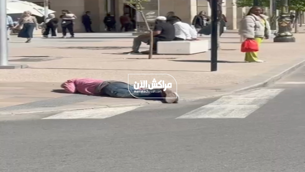 مراكش.. تدخل أمني لنقل شخص في حالة سكر متقدمة نام بجانب الطريق العام بجليز +فيديو