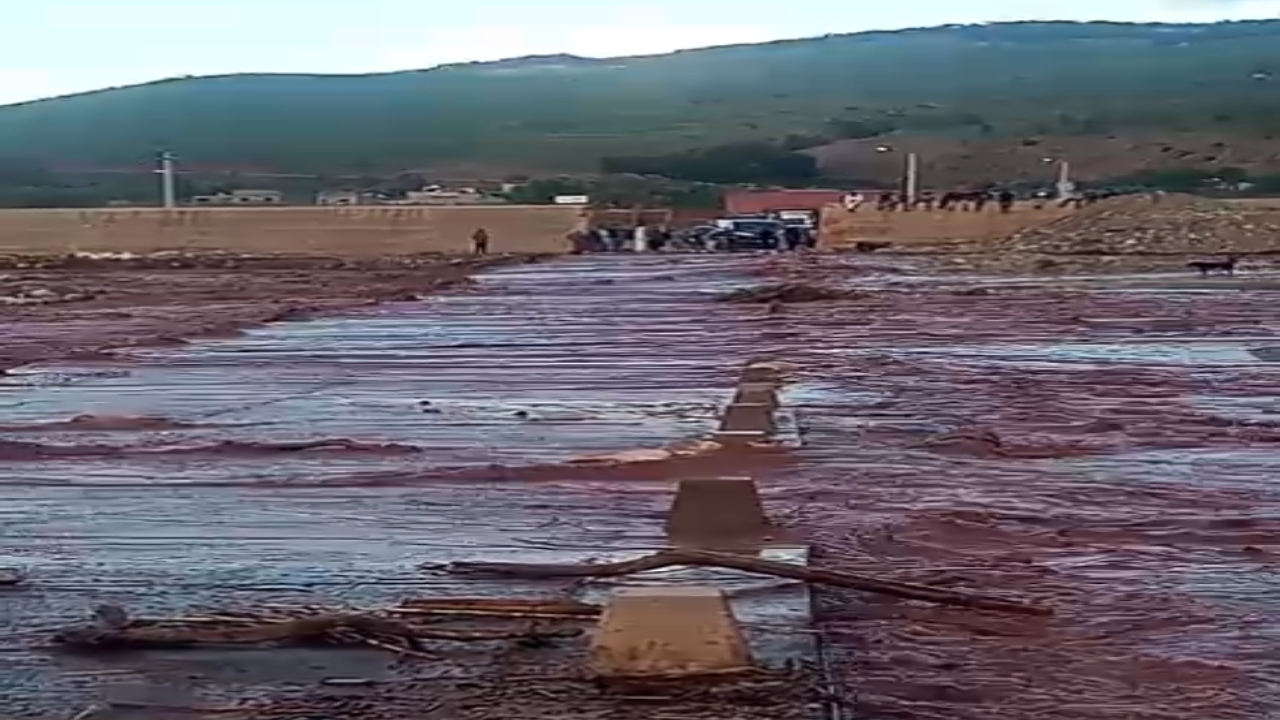 أوريكة.. استنفار أمني وميداني لمنع العبور فوق “قنطرة سوق الاثنين” إثر سيول رعدية جارفة