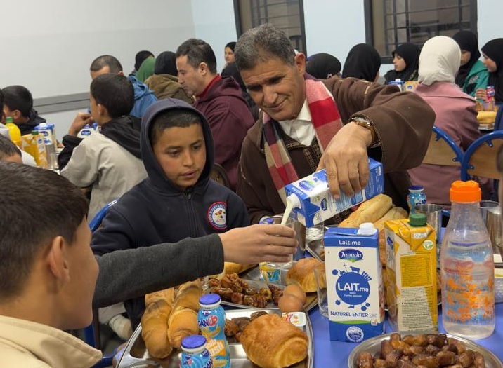 عامل إقليم شيشاوة يتفقد دار الطالبة بأداسيل ويشارك التلميذات والتلاميذ وجبة الفطور الرمضانية