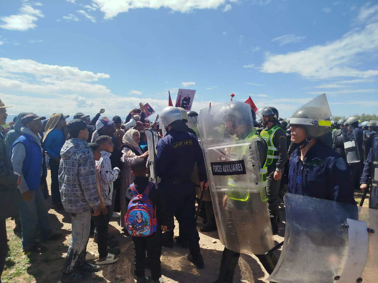 مواجهات بقلعة السراغنة تخلف إصابات في صفوف الدرك والقوات المساعدة وتوقيفات في حق محتجين