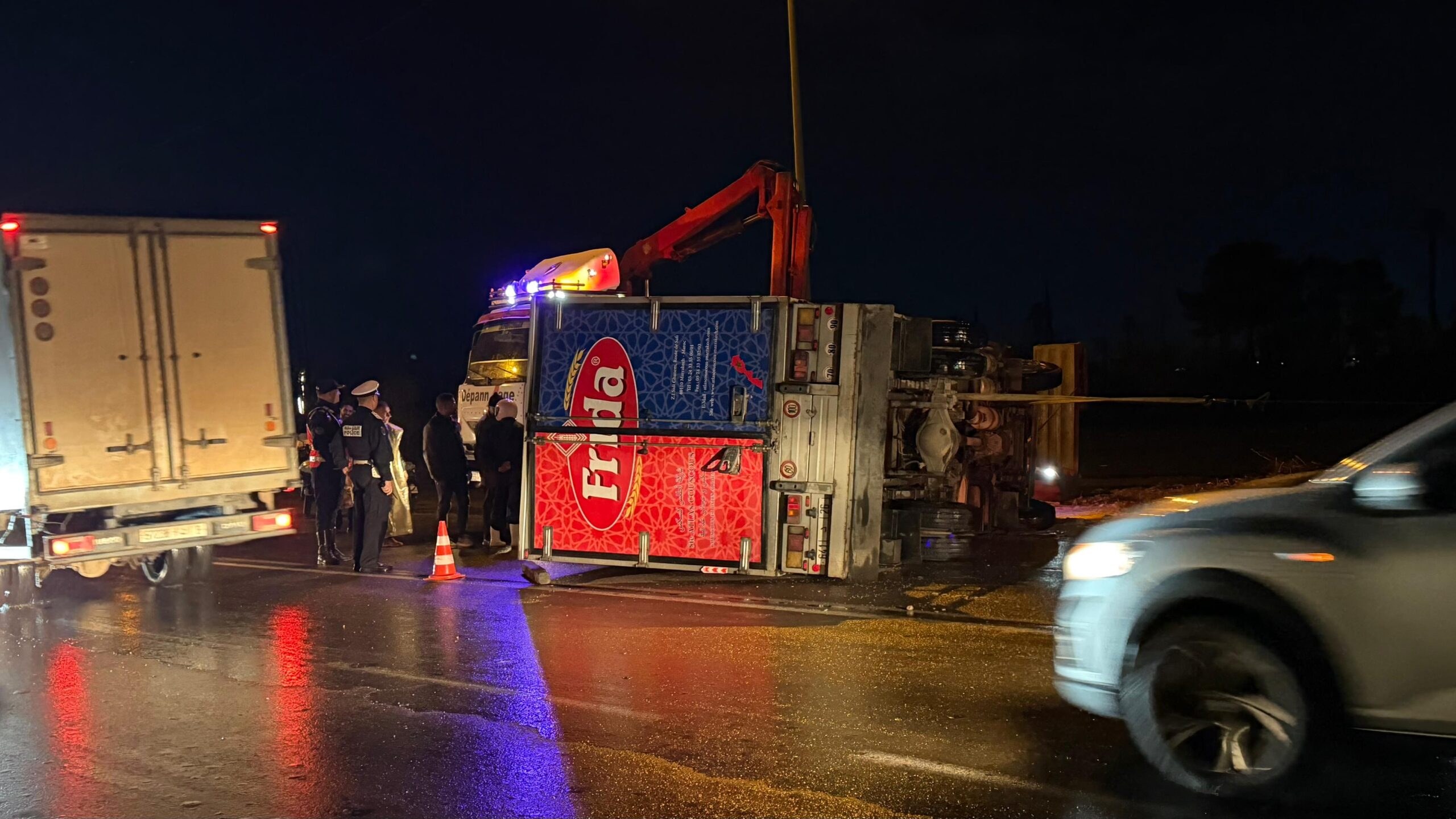 مراكش.. انقلاب شاحنة بالطريق المداري الرابط بين “طريق الدار البيضاء” وحي العزوزية +فيديو