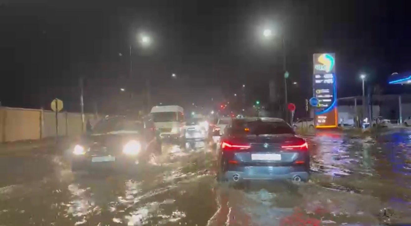 بالفيديو.. “أمطار الخير” تُغرق شارع الشريفية بمنطقة المحاميد مراكش وتعرقل حركة السير