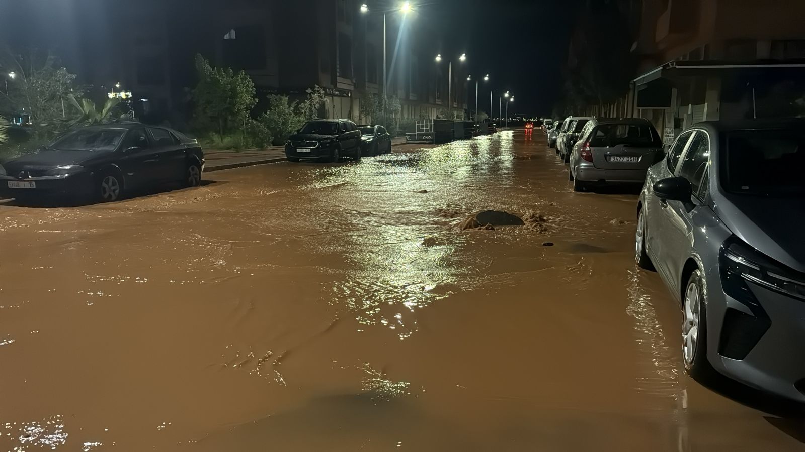 بالفيديو.. اختناق بالوعة “بالمحاميد 9” مراكش يتسبب في غرق شارع داخل تجمع سكني