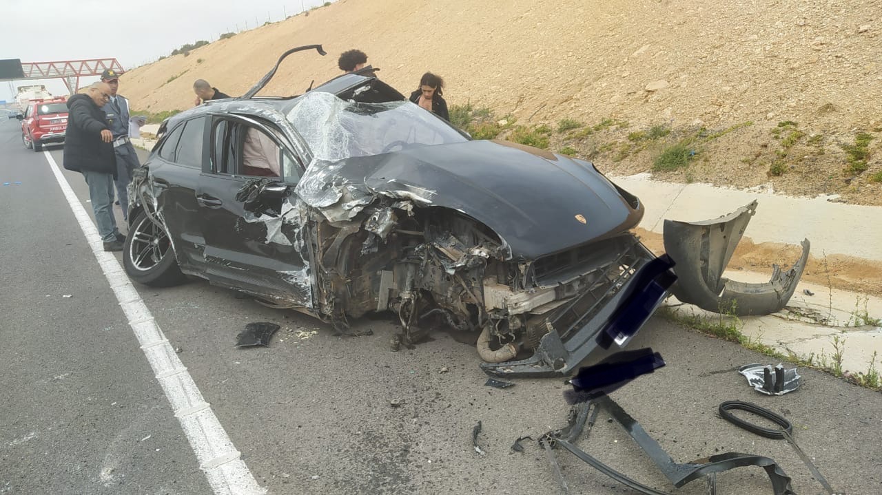 إقليم شيشاوة.. جرحى في حادث اصطدام بين سيارة فارهة وشاحنة صهريجية بالطريق السيار